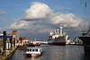 54693_ Barkasse Ausflugsboot auf Elbe in Hafenfahrt vor Wolken über Cap San Diego Schiff in Hafenfotografie