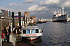 54696_ Hafenrundfahrt Touristen beim Aussteigen an Kai nach Barkassenausflug im Hafen Hamburg foto