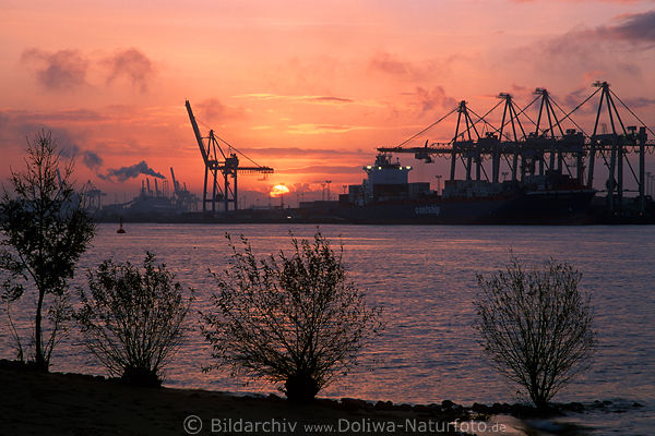 Sonnenaufgang-Foto Elbe Containerhafen Hamburg Krne Kamine-Rauch bei velgnne Lichtstimmung