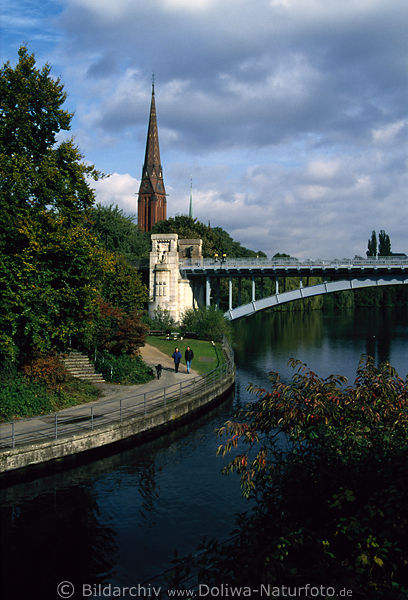 Parkallee am Kuhmhlteich Spazierweg am Alsterkanal unter U-Bahn-Brcke Paar Besucher 