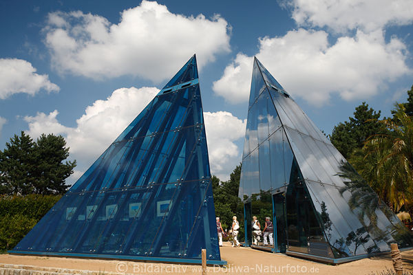 Blaue Pyramiden von Shaikh Zayeds Wstengarten in Hamburg Klein Flottbek