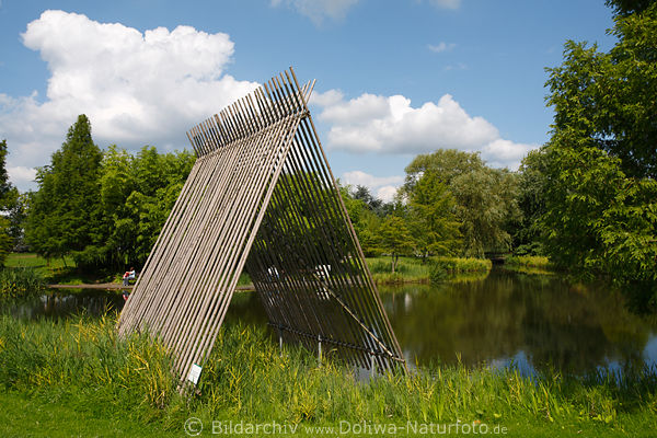 Bambuszelt am Teich Wasser Bambusbau grüne Naturidylle in Hamburg Botanischer Garten