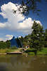 808198_ Botanischer Garten der Universität Hamburg Wüstengarten mit blauen Pyramidenhälften Bild am Teich
