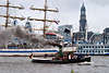 41551_ Museumsschiff Tiger dampft in Fahrt bei Hafengeburtstag Party vor Michel Kirchturm Bild