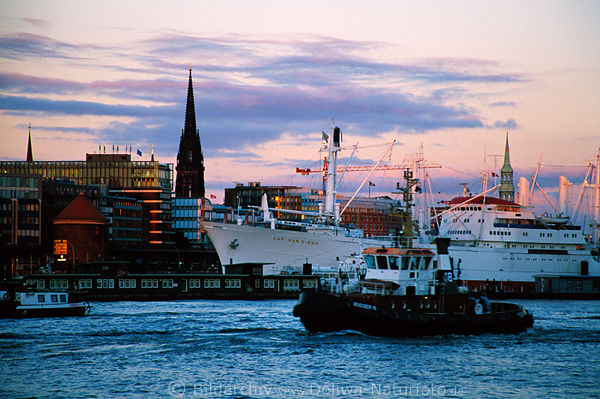 Morgendmmerung-Licht ber Elbe HafenSchiffe in Hamburg nach Sonnenaufgang