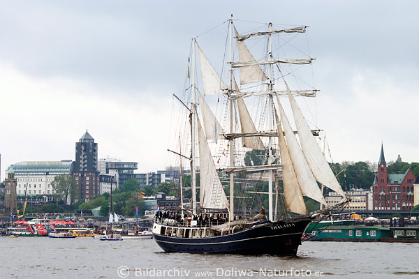 Segelschiff Thalassa Paradefahrt Foto vor Landungsbrcken Elbe Hafengeburtstag