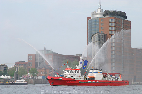 Feuerwehrschiff spritzige Wasserfontnen vor Kehrwiederspitze in Hamburg Elbhafen