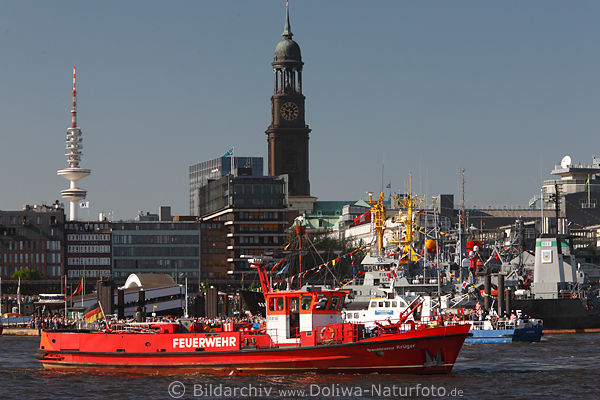 Rotes Feuerwehrschiff auf Elbe vor Michel Schiffsparade