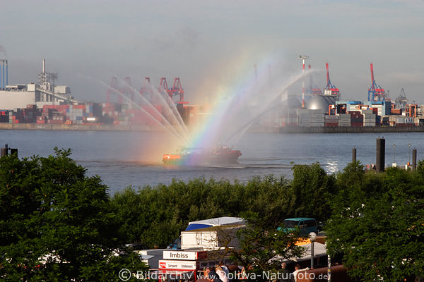Regenbogen Farben in Wasserfontnen Feuerwehrschiff in Hamburg Hafen Fischmarkt