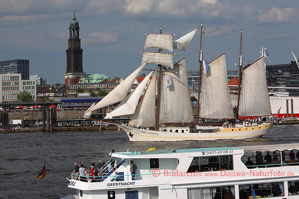 Mare-Frisium unter Segeln in Hamburg Schiffsparade auf Elbe vor Michel Foto von Hafengeburtstag