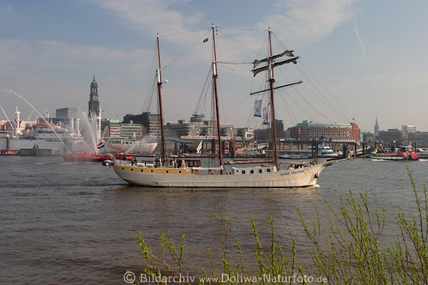 Segelschiff Mare Frisium auf Elbe mit Feuerschiff Fontnen Hamburg Hafen