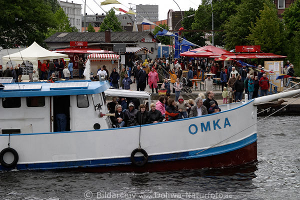 Omka Bord-Passagiere Schiffsfoto neben MenschenMassen bei Harburger Binnenhafenfest