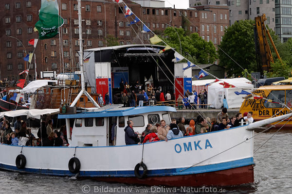 Omka altes Schiff voll Menschen an Bord im Harburger Binnenhafen