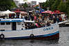 602381_ Omka Bord-Passagiere Schiffsfoto neben MenschenMassen bei Harburger Binnenhafenfest