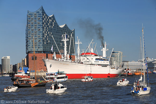 Hamburg Schiffsparade 2016 Cap San Diego vor Elbphilharmonie Hafengeburtstag Elbe Boote Panorama