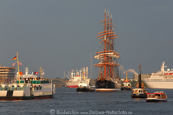 Schiffsparade vor Hamburg-Elbbrcken Hafen Cruise Days Bootsausflug