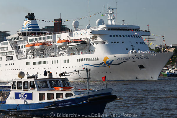 Delphin Voyager Kreuzreiseschiff neben Kutter Elbe 27 Hamburg-Parade Fotografie