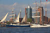 Atlantis Schiffsparade Foto vor Hochtürmen Hamburger Hafen mit Loth Lorien Bild