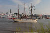 600312_Segelschiff “Mare Frisium” auf Elbe mit Feuerschiff Fontänen Hamburg Hafen