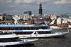 Hamburg Hafengeburtstag Schiffsparade Foto, dichter Schiffsverkehr auf Elbe vor Michel & Landungsbrücken