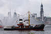 Schlepper Goliath in Feuerwehrschiff 41570_ Wasserfontänen vor Michelturm in Hamburg Hafen