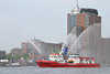 Feuerwehrschiffe Fotos gespritzte Wasserfontänen bei Hamburger Hafengeburtstag Schiffsparade