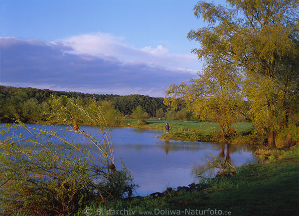 Elbaue Wasserbucht Ufer-Biotop Gewitter-Lichtstimmung Naturfoto mit Angler fischen