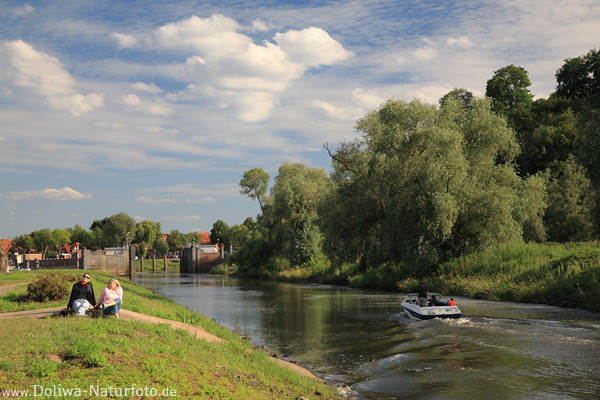 Elbkanal Uferpaar in Flusslandschaft Jeetzel Wasseridylle
