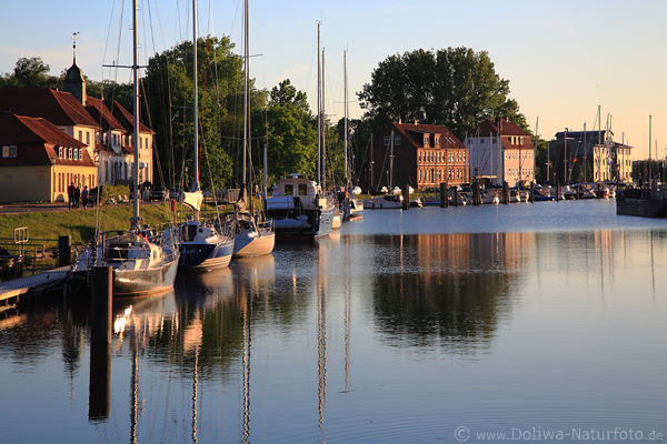 Glckstadt Elbkanal Hafen-Ufer Wasser Boote maritime Flusslandschaft in Abendlicht