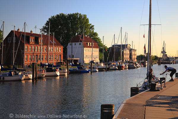 Glckstadt Hafen Wasserkanal Kai Boote Huser Sonnenschein Lichtstimmung