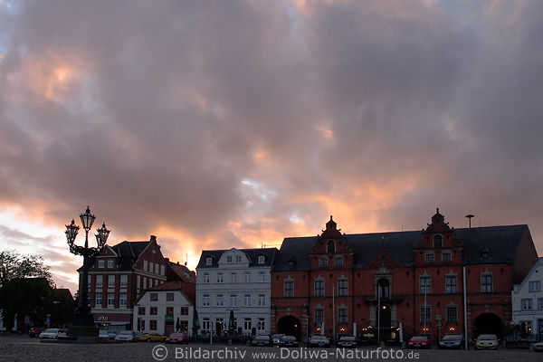 Lichtstimmung ber Markthuser Glckstadt Sonnenuntergang Wolken