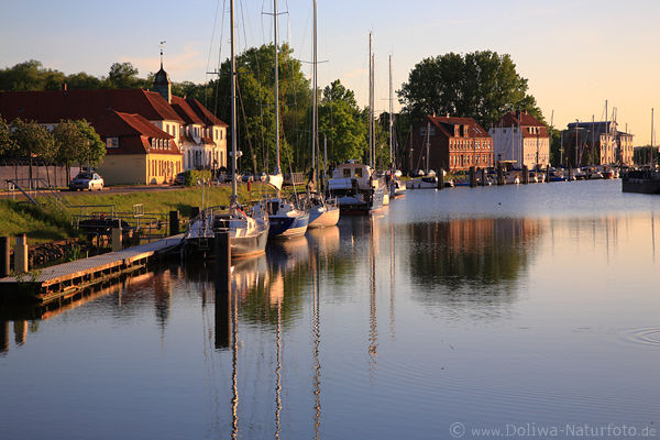 Glckstadt Hafen Wasserkanal mit Jachtbooten