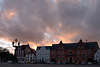 Lichtstimmung über Markthäuser Glückstadt Sonnenuntergang Wolken Romantik Foto
