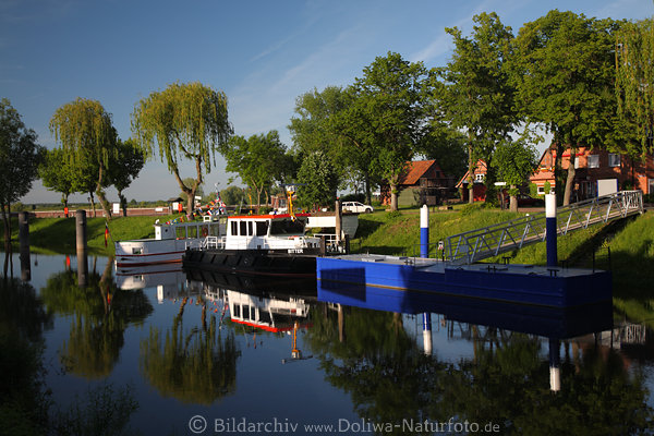 Bootsanleger Jeetzelufer Spiegelung in Wasser Hitzacker Flußlandschaft Idylle