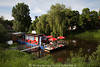 108639_Hiddos Arche Foto Hitzacker Fluss-Café auf Barke im Wasserkanal Naturidylle Hausboot unter Bäumen