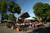 108696_Hitzacker Café-Dierks Foto Gäste unter Himmel Bäumen in Abendsidylle Bild