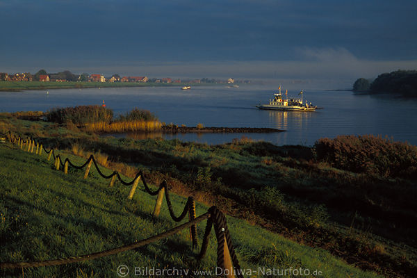 Schiffsfhre Hoopte Elbe-berfahrt in Morgengrauen