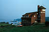 2619_ DLRG-Hoopte Elbhaus Elbblick neblige Morgenstimmung Foto am Hügel mit Barke auf Flußfahrt