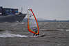 701031_ Elbsurfer vor Kollmar Schiff-Kulisse Foto mit Windsegel über Wasserwellen