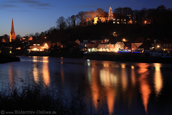 Lauenburg Nachtpanorama Lichtspiegelung in Elbwasser Tannenbaum Kirchturm
