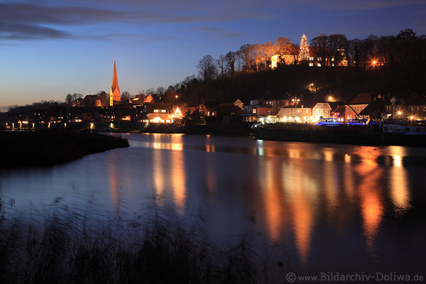 Lauenburg Elbnacht Stadtlichter in Elbwasser Hochufer Weihnachtsbaum Nachtpanorama