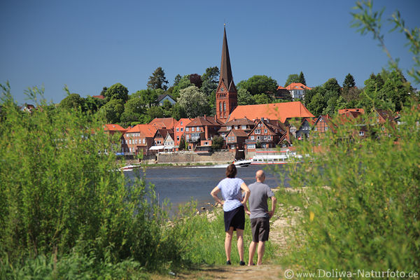 Lauenburg grüner Elbufer Besucher Paar staunen vor Altstadt am Wasser