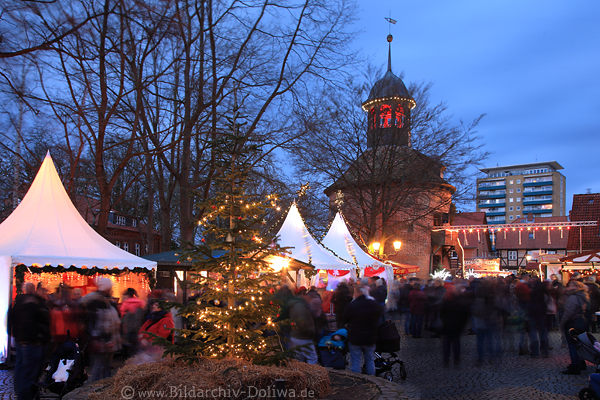 Adventmarkt Lauenburg um Schlossturm Weihnachtsbaum Zelte Besucher Nachtfoto