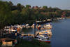 1400099_Marina Jachthafen Lauenburg Boote in Wasserkanal Elbe-Zufluss grüne Hochufer Foto