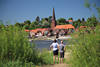 1800927_Lauenburg grüner Elbufer Besucher Paar staunen vor Altstadt am Wasser