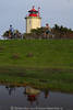 Leuchturm Hakenorth Foto mit Fehmarn Deich-Radfahrer Spiegelung im Wasser Markelsdorfer Huk