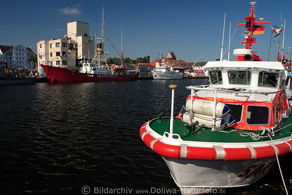 Heiligenhafen Schiff SAR Rotes Kreuz in Ostseehafen vor Insel Fehmarn