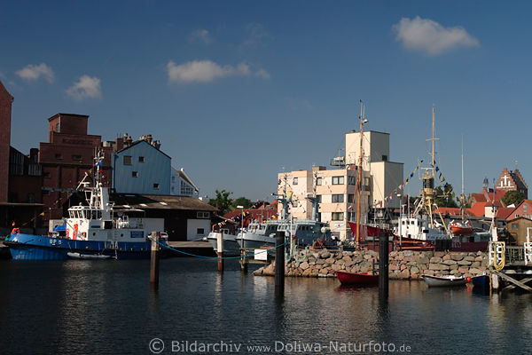 Heiligenhafen Porteingang Foto Ostseehafen an Fehmarnsund Wasser-Blick auf Hafengeb�ude