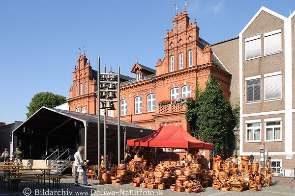 Rathaus-Markt von Heiligenhafen Glocken-Mast Rattankrbe Bhne Radfahrer