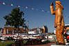 Heiligenhafen Fischer Holzstatue blickt über Hafen Markt Schuhstand Foto Reisebild Insel Fehmarn